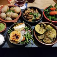 Vegetarischer Tapas Mix mit veganer Ajoli und Green Mojo at Liebbar in Herdecke