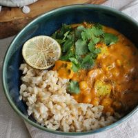 Tofu curry with chickpeas, brown rice, and lemon wedge at Nagotove - Наготове in Moscow