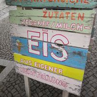 Austeller mit veganem Eis ausgeschrieben. at Polly's Eisdiele in Neuruppin