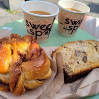 Vegan cinnamon roll and banana bread at sweet spot kaffee in Munich