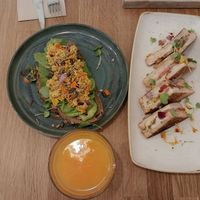 Torrada d'alvocat + Sándwich Capresse + suc de taronja at botànic in Barcelona