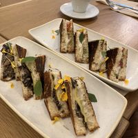 Bikini de queso, setas y trufa, y de mozza vegana con tomate y pesto  at botànic in Barcelona