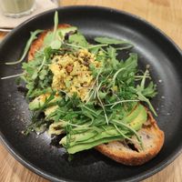 Tostada de aguacate con tofu revuelto at botànic in Barcelona