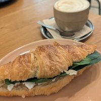 Croissant de formatge i pesto at botànic in Barcelona