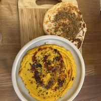 pane naan e hummus di carote   at botànic in Barcelona