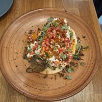 Naan con berenjena, muhammara y granada at botànic in Barcelona