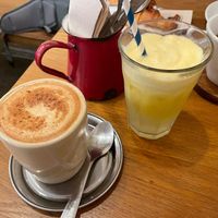 Dirty Chai and freshly pressed pineapple mint juice at botànic in Barcelona