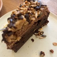 Menú de mediodía. Postre pastel de plátano con comparte chocolate  at botànic in Barcelona