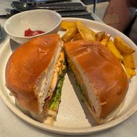 "VEG MAC": BREADED OYSTER MUSHROOMS, SECRET SAUCE, BRIOCHE BREAD AND POTATOES. at La Huerta Funky Castizo in Madrid