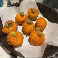 PAK CHOI AND CURRY CROQUETTES, VERMUT GEL AND CAPERS (7 UDS.) at La Huerta Funky Castizo in Madrid