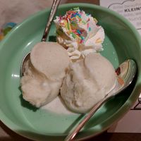"Schneekatze" (4.90) with 2 vanilla scoops, instead of vanilla+mango at Katzentempel Minden in Minden