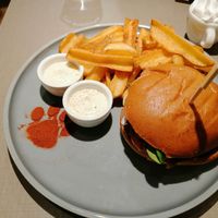Happy piggy Burger mit Pommes und veganer Majo at Katzentempel Minden in Minden