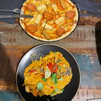 Pizza Proteina und Pad Thai mit Erdnüssen und Tempeh  at Vega in Wroclaw