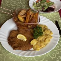 Veganes Seitanschniztel mit Kartoffel- und Beilagensalat  at Restaurant Schwabenstuble in Owen