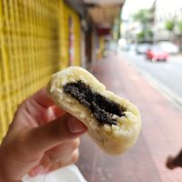 Vegan sesame bun at Gu Long Bao - กู่ หลง เปา ซาลาเปาโบราณ 古笼包 包子店 in Bangkok