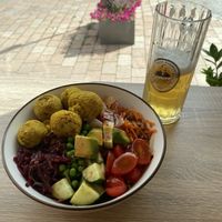 Vegane Bowl mit Quinoa Linsen Bratlingen  at Cafe Bistro Simple in Donauwoerth