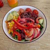 Vegane Salat Bowl klein at Cafe Bistro Simple in Donauwoerth