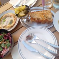 August 2025: Radiccio, Brot+Dip, Saures und ganz rechts Cipolinis at June in Halle