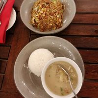 Vegan Spicy Noodles und Vegan Green Thai Curdy at YAAGA - BACKYARD DINING in Negombo