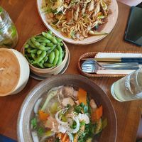Uns haben die gebratenen Udon-Nudeln und die Pho sehr gut geschmeckt! at Sen Vegan in Berlin