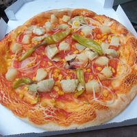 Holzofen-Pizza, bei Vorankündigung auch mit veganem Käse möglich. at Al Caminetto in Riezlern