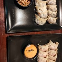 Mean Aubergine mit Dumpling Dipping Sauce & vegan Cheeseburger Dumplings mit Veganer Burgersauce at Dumplinghouse in Kassel