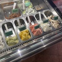 Bottom row is vegan (4 sorbets + 1 ice cream)  at Mia Gelateria in Crete