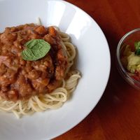 Spaghetti à la bolognese and salad with radishes, tomatoes and avocado (all vegan) at Zdravíčko in Olomouc