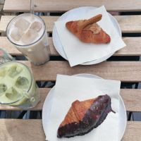 Vegan croissants and iced matcha & chai latte at Madame Croissant Bonn in Bonn