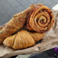 Ein Schokocrossaint, eine Pizzaschnecke und eine Stange mit Oliven at Denns BioMarkt in Koblenz