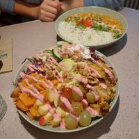 Harvest Bowl and peanut- sweetpotatoe- curry at Kaspar Schmauser in Leipzig