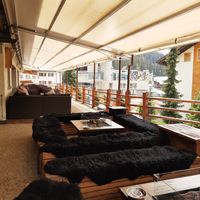 Outdoor seating at Pub Mont Fort in Verbier