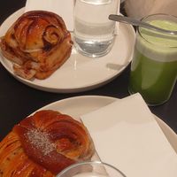 Sehr freundliche Bedienung, auch unser Hund war willkommen. Es gibt Milchalternativen ohne Aufpreis und veganes Gebäck. at Suuapinga - Specialty Coffee in Munich