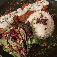 Reis mit gegrillter Aubergine und Dip  at memán restaurant in Hamburg