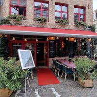 Front, outdoor seating at Casa Di Kaspi in Bruges