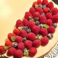 White chocolate raspberry cake at Luisas Vegan Art in Linne