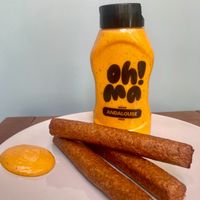 Vegan Fredkandel, de Oh!Ma versie van de frikandel en vegan andalouse saus. Gekocht op Vegan Summer Fest 2026 at OhMA Gent in Ghent