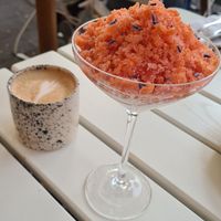 Granolé mit Pfirsisch und Latte Macchiato at ÆNDRÈ - Schlüterstraße in Hamburg