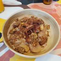 Sweet bowl with pear at ÆNDRÈ - Schlüterstraße in Hamburg