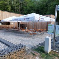 Facilities to charge your ebike right next to the tables at Bootshaus Ardeas Seenwelt in Bad Soden-salmuenster