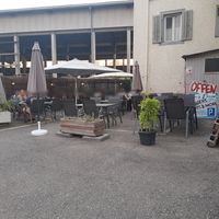 Outdoor seating at Tom's Diner in Wohlen