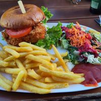 Burger mit Blumenkohl Patty und Pommes at Schiffercafe Kiel in Kiel
