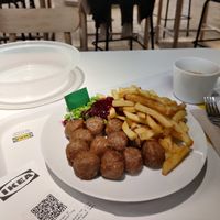 Plant balls (8, 12 or 16) menu with fries instead of mashed potatoes (contains dairy) + green peas and Lingonberry sauce instead of the creamy sauce. Ketchup available too. at IKEA in Groningen