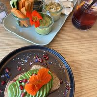 Vegane Aperoplatte mit zweierlei hausgemachtem Hummus, hausgemachter Oliventapenade und hausgemachtem Fladenbrot. Veganer Avocadotoast. Hausgemachter Ice Tea.  at Malou's Café & Diner in Lenzerheide