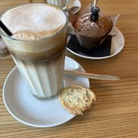Iced Latte mit Oatly und veganem Sablé, dazu ein veganer Heidelbeermuffin  at Malou's Café & Diner in Lenzerheide