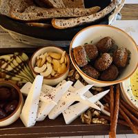 Der Vegane Delikatessen Teller war nicht nur unglaublich vielfältig und lecker, sondern vor allem viel. Leckerer Käseersatz, geröstetes Brot und guter Hummus.   at Browar Pod Zamkiem in Szczecin