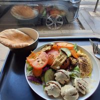 Salad bow de falafel at YAFFA Jean Mace in Lyon
