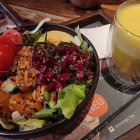 Vegane Bowl und eine sehr leckere golden Milk at my indigo - Auerspergstrasse in Salzburg