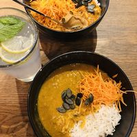 Indisches Daal, Erdnuss Bowl mit Reis und eine Home Made Limonade mit Limette und Minze  at my indigo - Auerspergstrasse in Salzburg