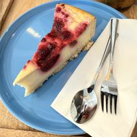 Veganer Käsekuchen mit Himbeeren   at grown coffee in Guetersloh